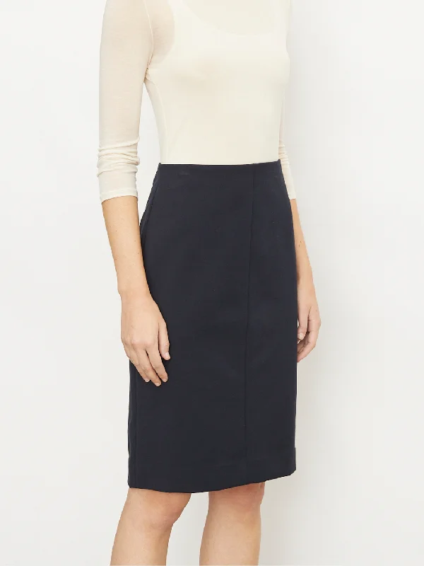 SEAMED FRONT PENCIL SKIRT IN BLACK